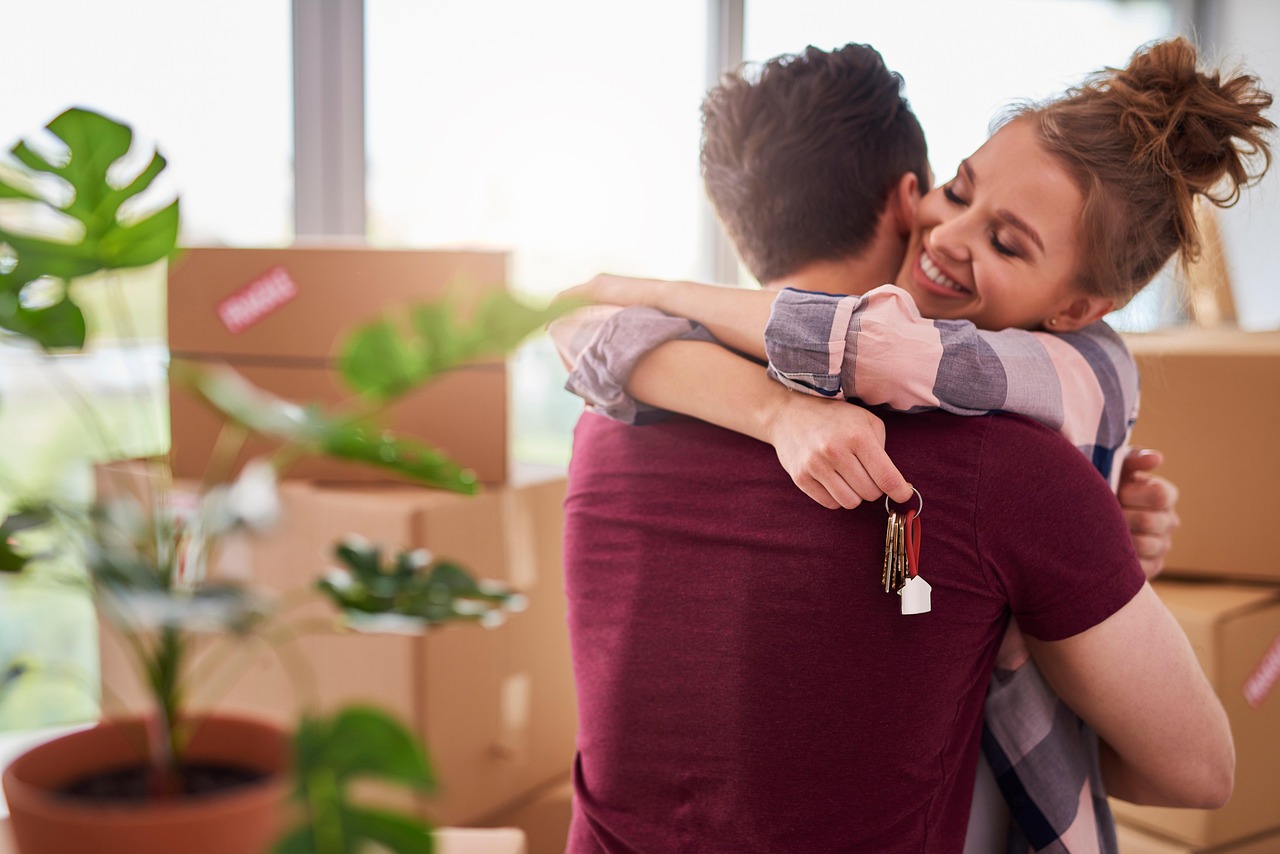 Als Paar zusammenziehen: Der ehrliche Leitfaden für die erste gemeinsame Wohnung