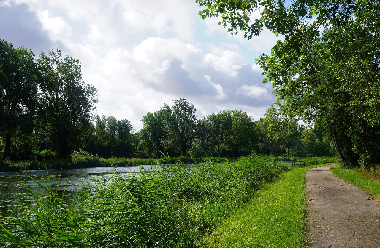 Ein flacher Radweg entlang eines Flusses