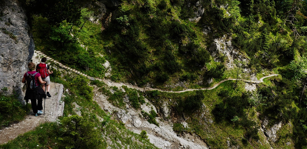 Feste, gut eingelaufene Wanderschuhe sind auf