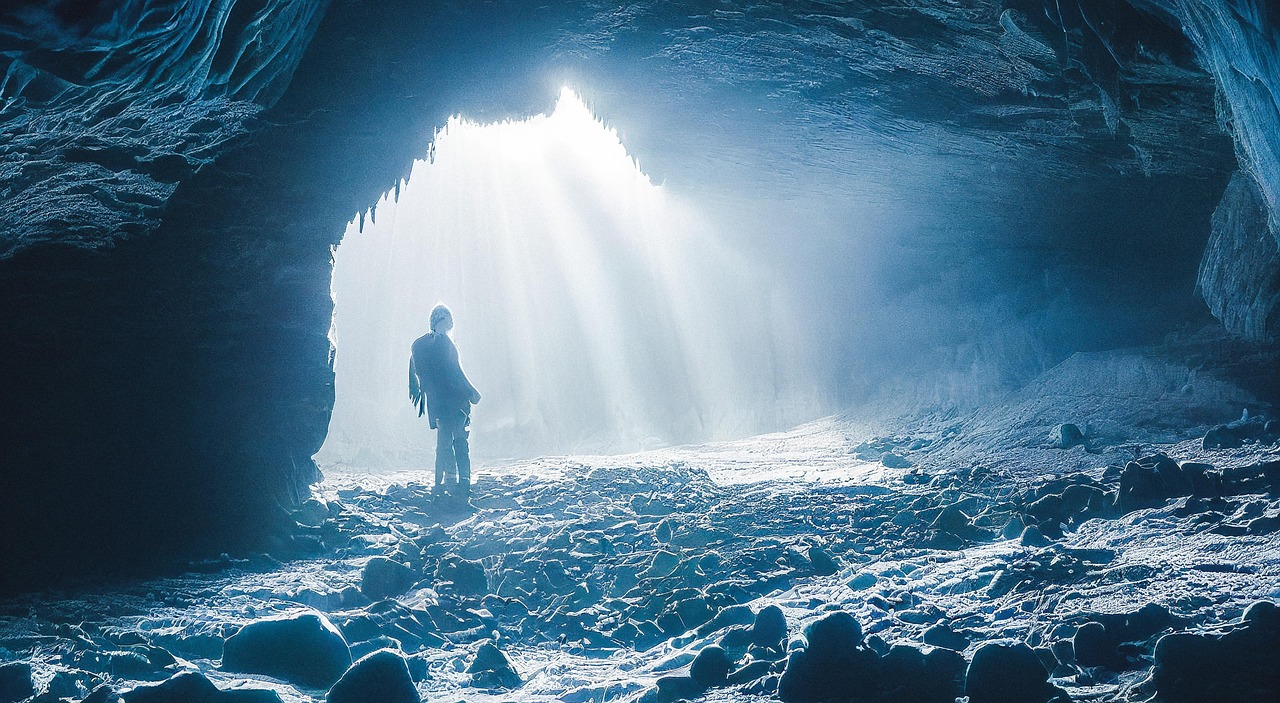 Schneehöhle als Notunterkunft bauen: Warm bleiben im Winter draußen