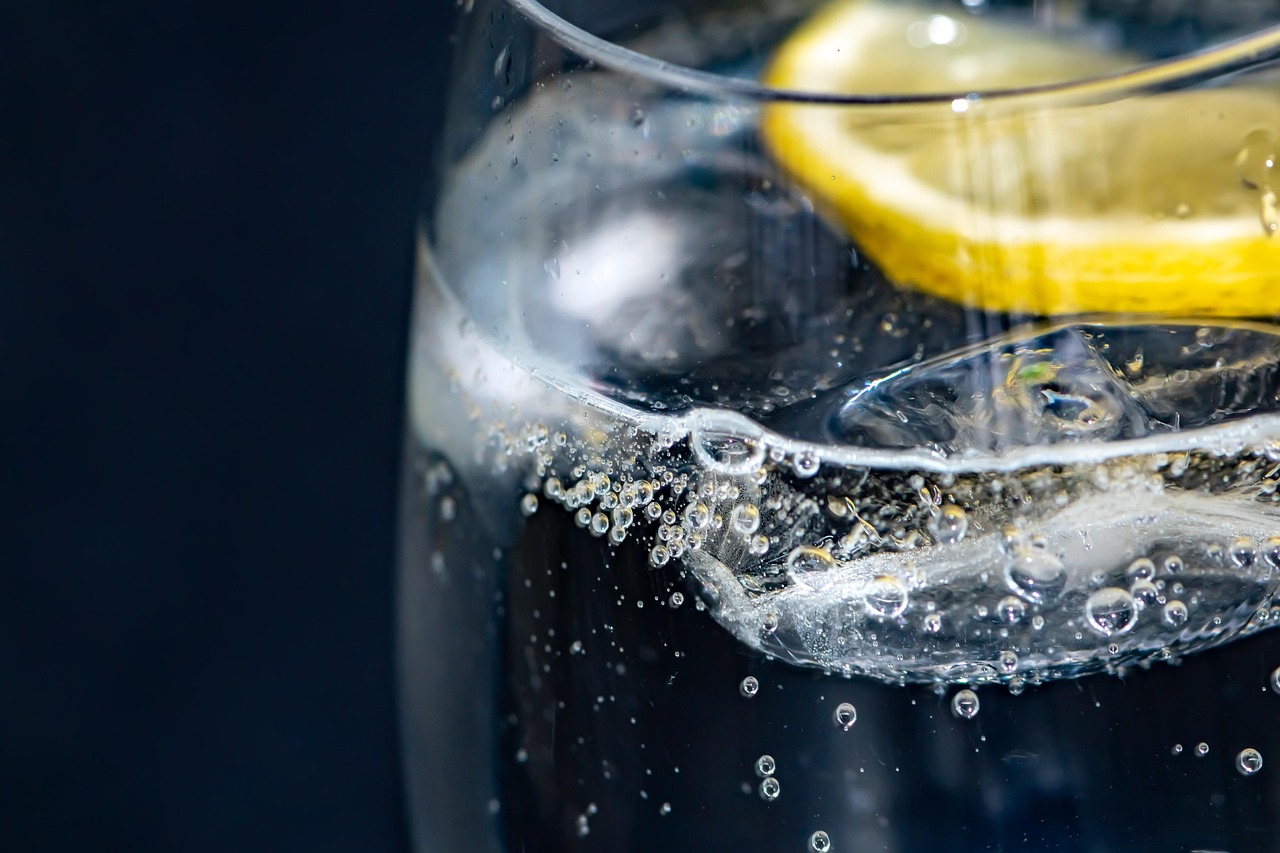 Trinke bei Hitze regelmäßig lauwarmes Wasser