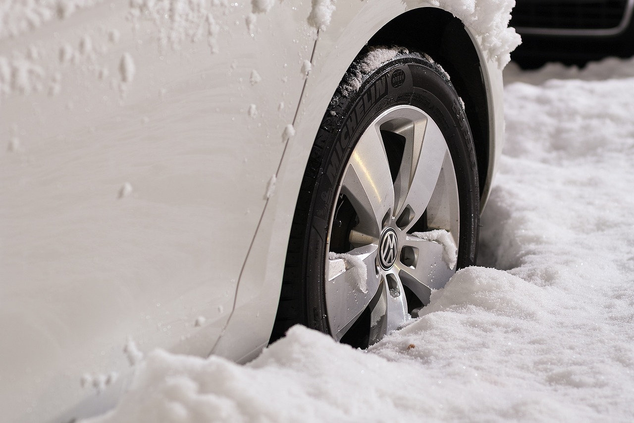 Bleib bei einem Schneesturm im Auto